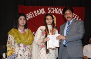 Hira Hameed, receiving Dr. Hamayun Mian Award, carrying a medal and a cash prize of Rs. 40,000/- from the Chief Guest, Prof. Dr. Muhammad Arif Khan